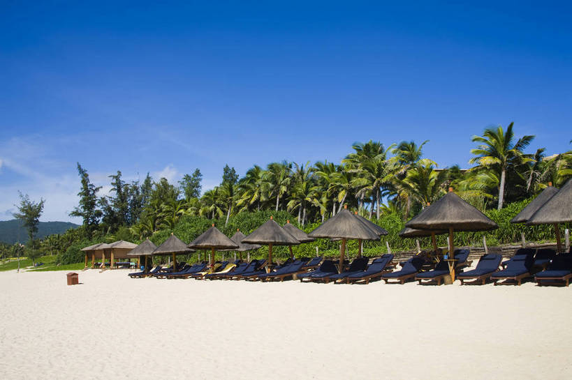 横图,彩色,室外,白天,旅游,沙滩,椰树,三亚,中国,亚洲,躺椅,海南,天空,自然,休闲,旅游胜地,摄影,风光,海滨,东亚,中华人民共和国,海,海滩,旅行,亚龙湾,bj174