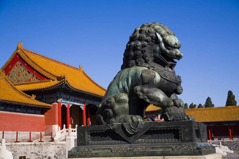 无人,故宫,宫殿,栏杆,横图,彩色,室外,白天,名胜古迹,建筑,哺乳动物,野生动物,狮子,雕塑,北京,中国,亚洲,辟邪,艺术,装饰,雕刻,雕像,景观,文化遗产,文化,动物,工艺品,祈祷,健康,许愿,摄影,古代建筑,纪念,祈求,美术,中国文化,主题,凶猛,陈列,东亚,中华人民共和国,功能,美学,驱邪,祛邪,避邪,守护神,残暴,平安,凶残,铜雕,传统文化,铜狮,铜狮子,bj174
