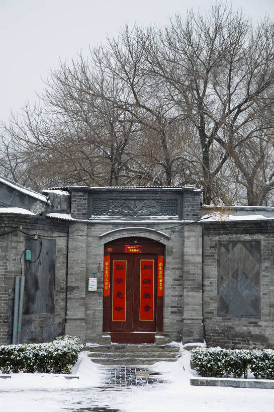 竖图,彩色,室外,白天,雪,门,标志建筑,地标,胡同,建筑,北京,中国,对联,图片,庭院,建筑群,院子,枯树,古典,建设,树,竖,摄影,春联,四合院,中国文化,东亚,传统文化,bj174