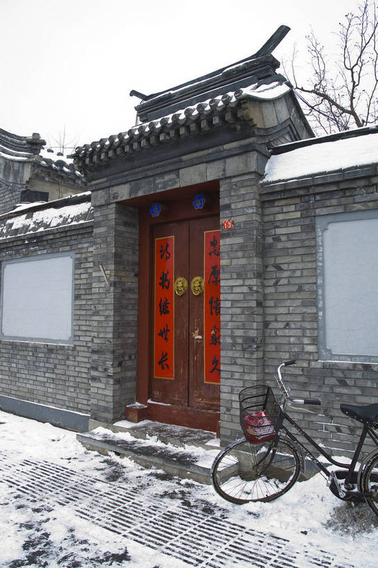竖图,彩色,室外,白天,雪,门,标志建筑,地标,胡同,建筑,北京,中国,对联,图片,庭院,建筑群,院子,枯树,古典,建设,树,竖,摄影,春联,四合院,中国文化,东亚,传统文化,bj174