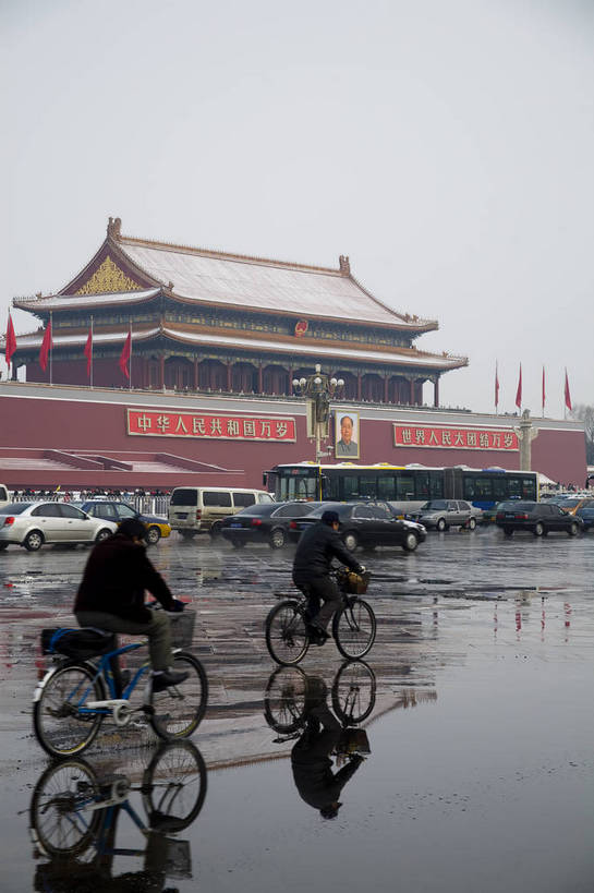 竖图,彩色,室外,白天,雪,门,标志建筑,地标,胡同,建筑,街道,北京,中国,行人,图片,庭院,建筑群,院子,枯树,古典,建设,树,竖,摄影,四合院,中国文化,东亚,传统文化,bj174