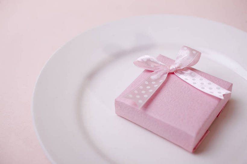 无人,横图,彩色,室内,静物,礼盒,中国,图片,艺术品,装饰品,两个,盘子,蝴蝶结,摄影,礼品,东亚,影棚拍摄,bj174