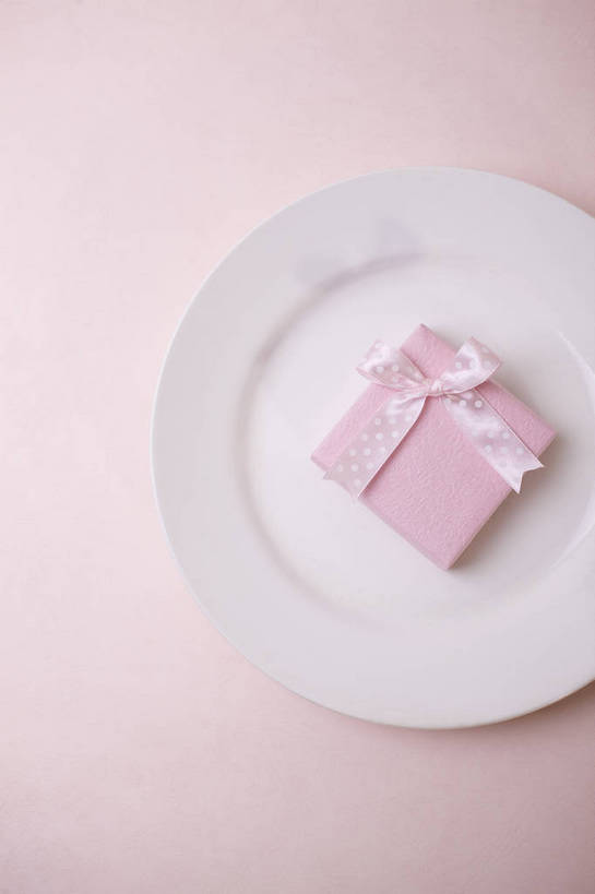 无人,竖图,彩色,室内,静物,礼盒,中国,图片,艺术品,装饰品,两个,盘子,蝴蝶结,竖,摄影,礼品,东亚,影棚拍摄,bj174