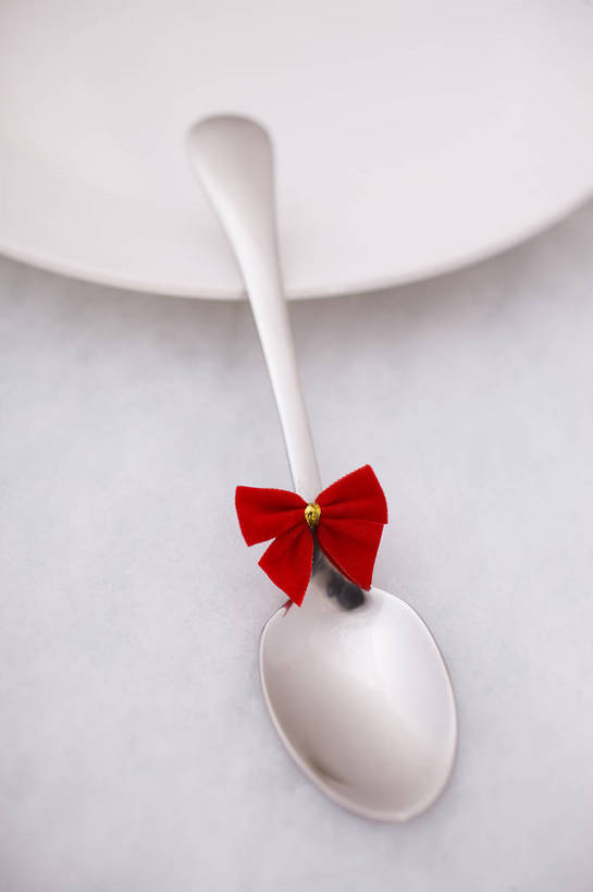 无人,竖图,彩色,室内,静物,中国,图片,勺子,艺术品,装饰品,两个,蝴蝶结,调羹,汤匙,竖,摄影,礼品,东亚,影棚拍摄,羹匙,bj174