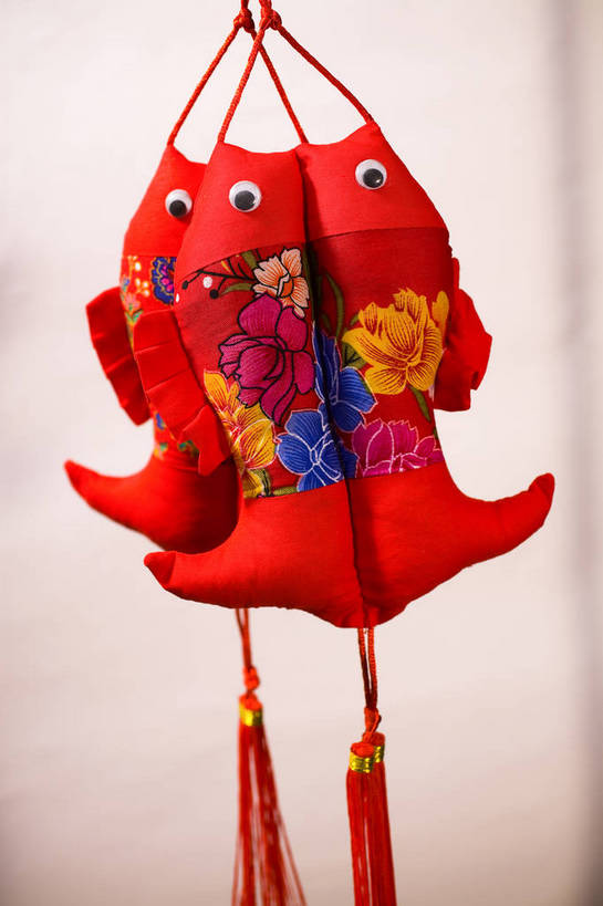 无人,竖图,彩色,室内,特写,静物,中国,鱼,图片,装饰品,两个,饰品,中国结,荷包,竖,摄影,中国文化,东亚,影棚拍摄,传统文化,bj174