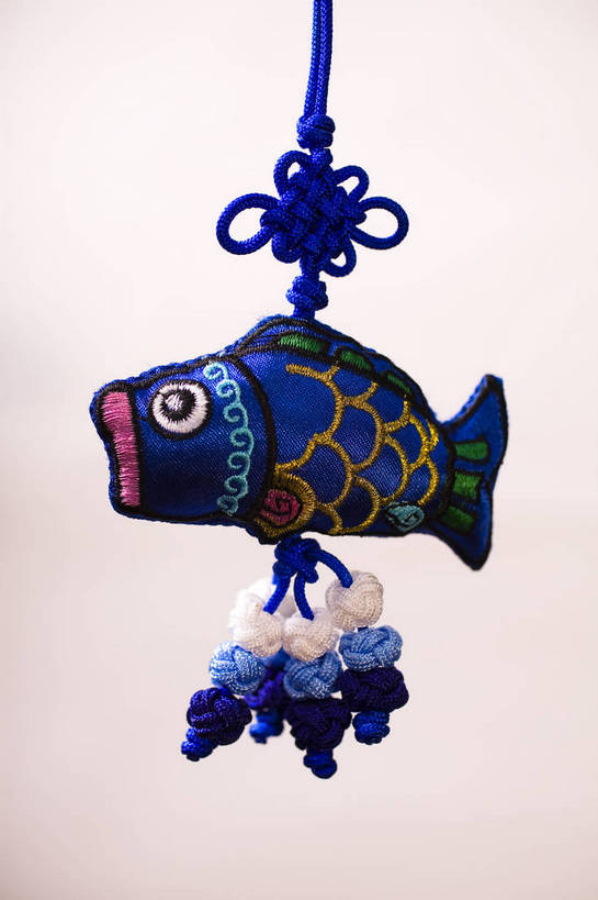 无人,竖图,彩色,室内,特写,静物,中国,鱼,图片,装饰品,一个,饰品,中国结,荷包,竖,摄影,单个,中国文化,东亚,影棚拍摄,传统文化,bj174