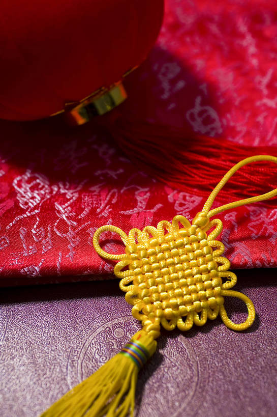 无人,竖图,彩色,室内,特写,静物,中国,春节,新年,节日,灯笼,图片,红灯笼,装饰品,两个,饰品,中国结,荷包,竖,摄影,中国文化,东亚,影棚拍摄,传统文化,bj174