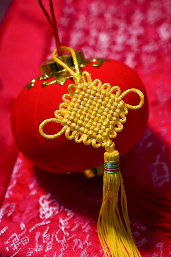 无人,竖图,彩色,室内,特写,静物,中国,春节,新年,节日,灯笼,图片,红灯笼,装饰品,两个,饰品,中国结,荷包,竖,摄影,中国文化,东亚,影棚拍摄,传统文化,bj174