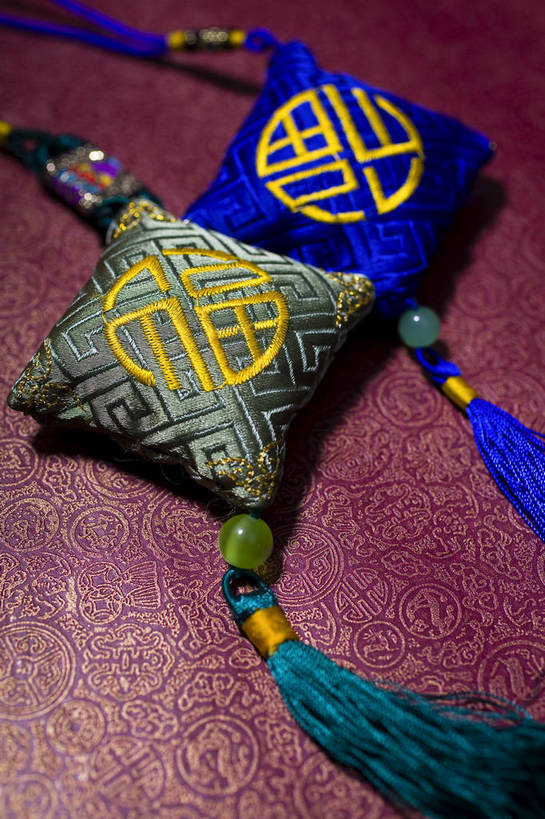 无人,竖图,彩色,室内,特写,静物,中国,春节,新年,节日,图片,装饰品,两个,福字,饰品,中国结,荷包,竖,摄影,绣品,中国文化,东亚,影棚拍摄,传统文化,bj174