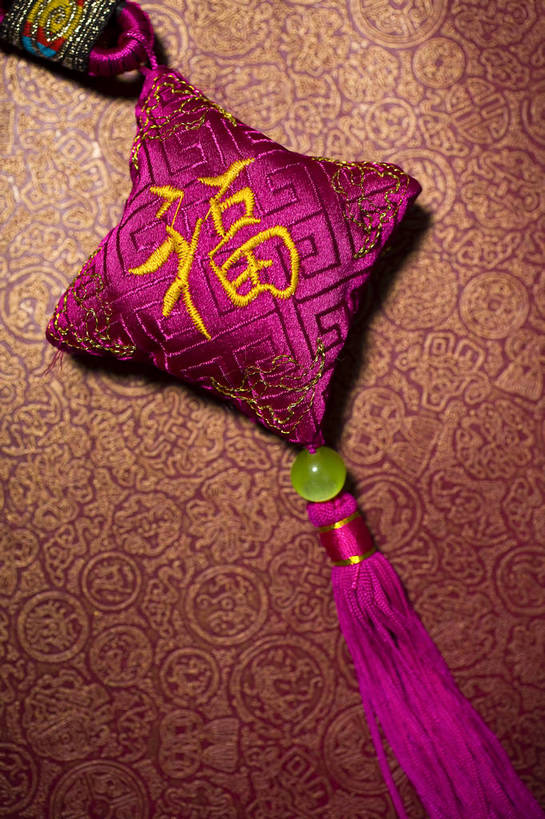 无人,竖图,彩色,室内,特写,静物,中国,春节,新年,节日,图片,装饰品,一个,福字,饰品,中国结,荷包,竖,摄影,绣品,单个,中国文化,东亚,影棚拍摄,传统文化,bj174