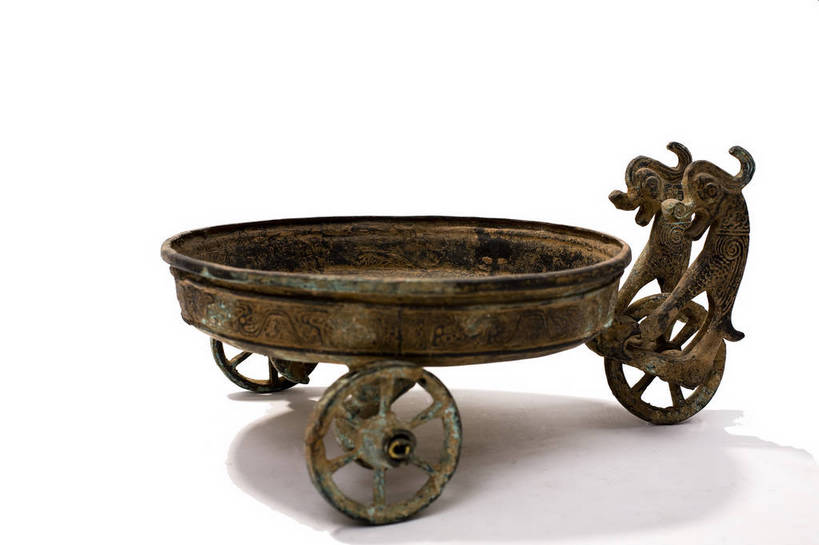 横图,彩色,静物,金属制品,中国,金属,雕刻,盘,图片,文化遗产,艺术品,历史,文物,装饰品,古代,一个,摄影,单个,古董,中国文化,东亚,青铜,青铜器,古远,古代文明,美术工艺,影棚拍摄,传统文化,青铜制品,双兽三轮盘,bj174