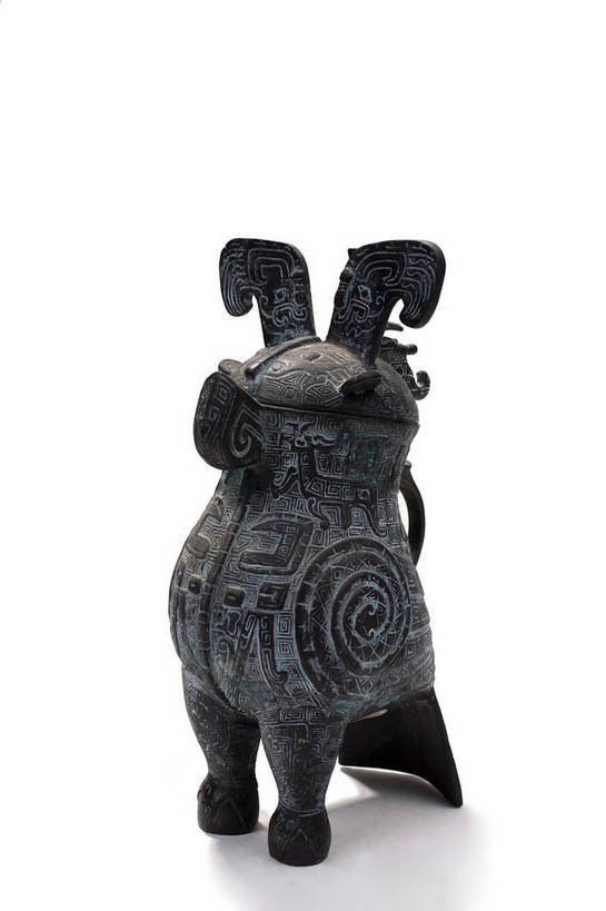 竖图,彩色,静物,杯子,金属制品,中国,金属,雕刻,图片,文化遗产,艺术品,历史,文物,装饰品,古代,一个,酒杯,摄影,单个,古董,中国文化,樽,东亚,青铜,青铜器,古远,古代文明,美术工艺,影棚拍摄,传统文化,青铜制品,妇好鸮尊,酒樽,bj174