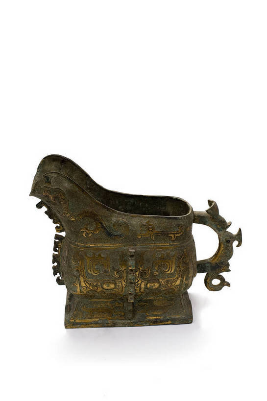 竖图,彩色,静物,杯子,金属制品,中国,金属,雕刻,图片,文化遗产,艺术品,历史,文物,装饰品,古代,一个,酒杯,摄影,单个,古董,中国文化,东亚,青铜,青铜器,古远,古代文明,美术工艺,影棚拍摄,传统文化,青铜制品,觥,西周折觥,折觥,bj174