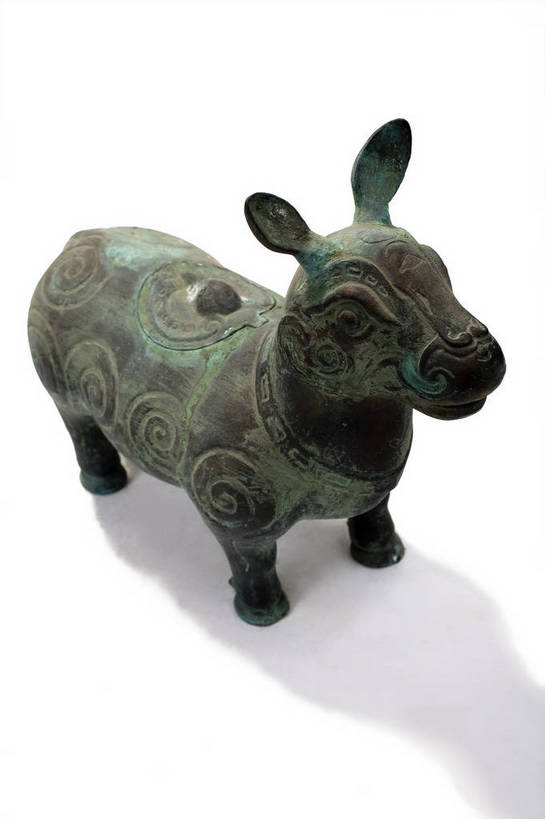 竖图,彩色,静物,杯子,金属制品,中国,金属,雕刻,图片,文化遗产,艺术品,历史,文物,装饰品,古代,一个,酒杯,摄影,单个,古董,中国文化,樽,东亚,青铜,青铜器,古远,古代文明,美术工艺,影棚拍摄,传统文化,青铜制品,牛尊,牺尊,云纹牺尊,酒樽,bj174