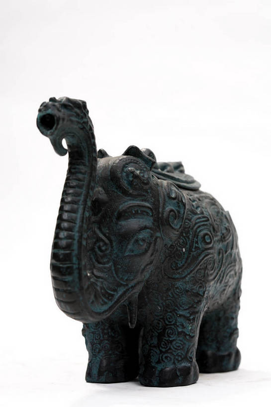 竖图,彩色,静物,杯子,金属制品,中国,金属,雕刻,图片,文化遗产,艺术品,历史,文物,装饰品,古代,一个,酒杯,摄影,单个,古董,中国文化,樽,东亚,青铜,青铜器,古远,古代文明,美术工艺,影棚拍摄,传统文化,青铜制品,铜象尊,象尊,酒樽,bj174