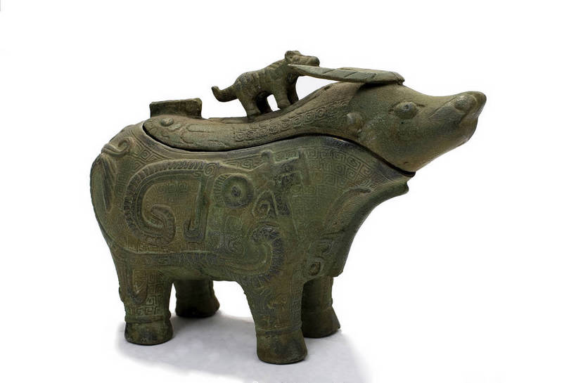 横图,彩色,静物,杯子,金属制品,中国,金属,雕刻,图片,文化遗产,艺术品,历史,文物,装饰品,古代,一个,酒杯,摄影,单个,古董,中国文化,樽,东亚,青铜,青铜器,古远,古代文明,美术工艺,影棚拍摄,传统文化,青铜制品,牛尊,牺尊,酒樽,bj174