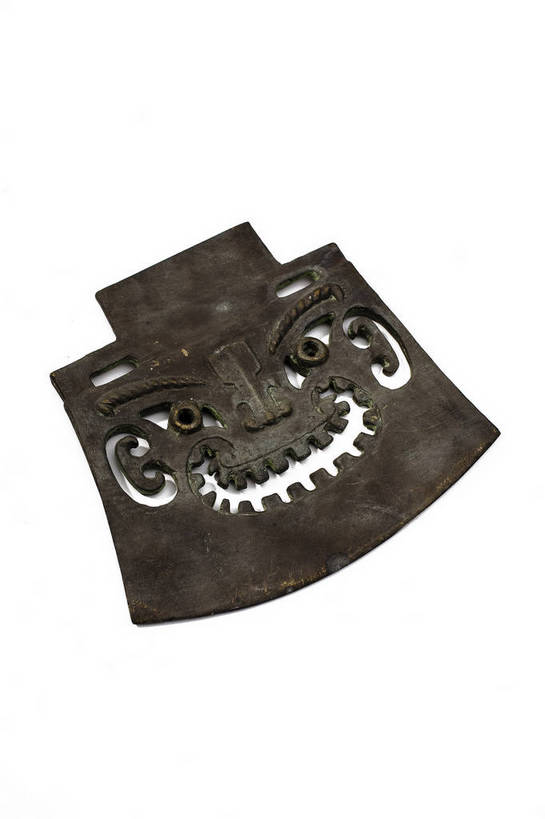 竖图,彩色,竞争,静物,金属制品,中国,对抗,冲突,金属,雕刻,工具,图片,文化遗产,艺术品,历史,破坏,文物,装饰品,古代,一个,武器,战争,摄影,单个,古董,损坏,攻击,威胁,对立,矛盾,中国文化,兵器,斧头,防御,东亚,青铜,敌对,挫败,斗争,抗拒,抗衡,杀伤,威慑,斧子,青铜器,古远,古代文明,美术工艺,危险,影棚拍摄,传统文化,青铜制品,斧,酗亚钺,戉,钺,bj174