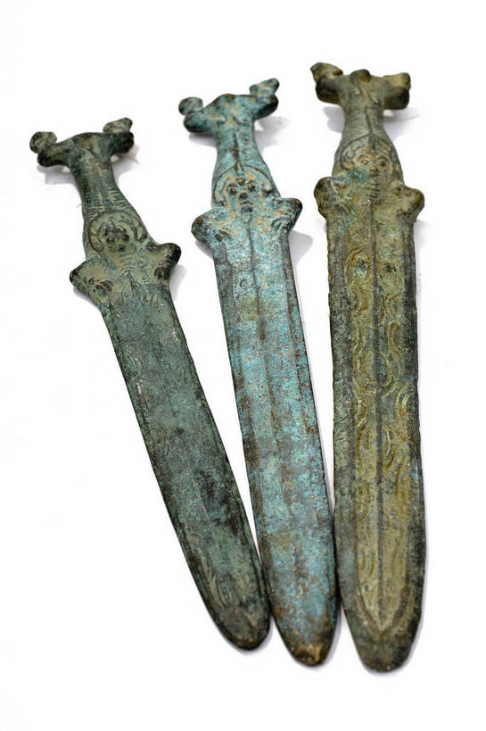 竖图,彩色,静物,中国,许多,雕刻,图片,文化遗产,艺术品,很多,历史,文物,装饰品,古代,多个,摄影,古董,剑,中国文化,宝剑,东亚,青铜器,古远,古代文明,美术工艺,影棚拍摄,传统文化,bj174