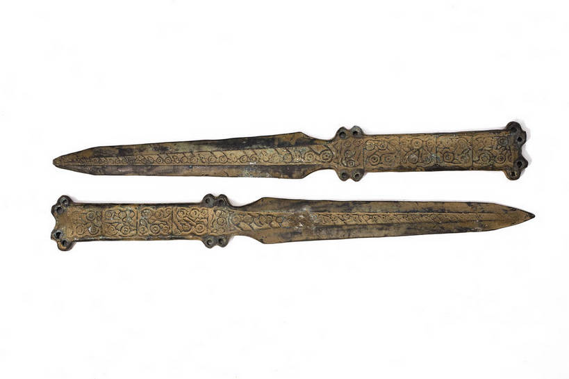 横图,彩色,静物,中国,雕刻,图片,文化遗产,艺术品,历史,文物,装饰品,古代,两个,摄影,古董,剑,中国文化,宝剑,东亚,青铜器,古远,古代文明,美术工艺,影棚拍摄,传统文化,bj174