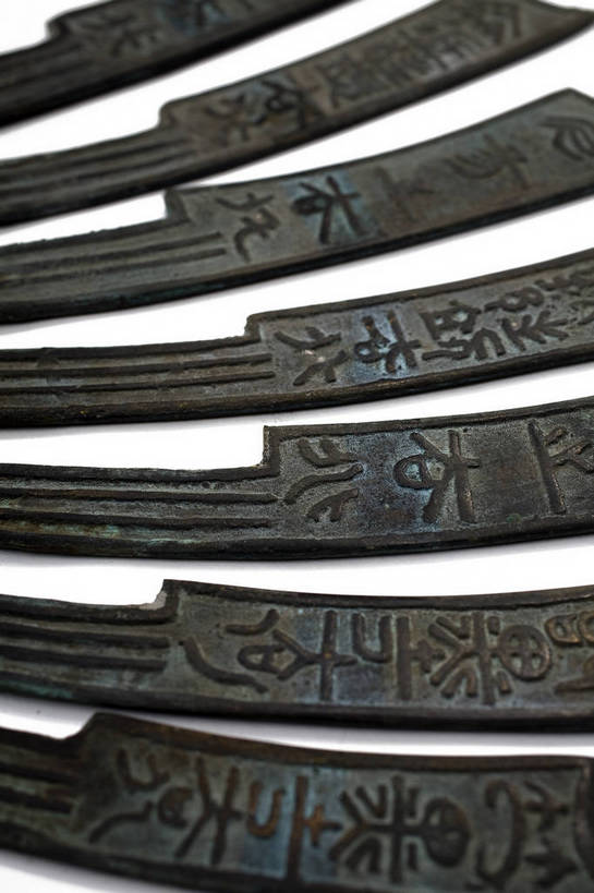 竖图,彩色,静物,中国,许多,雕刻,钱币,图片,文化遗产,艺术品,很多,历史,文物,装饰品,古代,多个,摄影,古董,中国文化,东亚,青铜器,古远,古代文明,美术工艺,硬币,影棚拍摄,传统文化,刀币,bj174