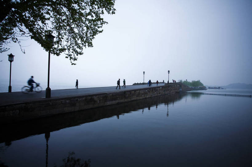 横图,彩色,室外,白天,路灯,西湖,中国,图片,清晨,浙江,树木,湖水,晨练,摄影,杭州,东亚,断桥,bj174