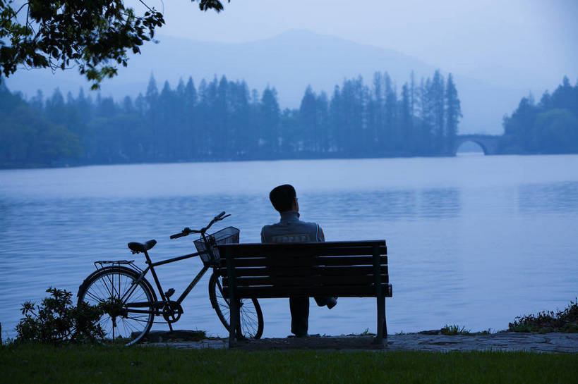 一个人,横图,彩色,室外,白天,草地,草坪,自行车,西湖,中国,图片,湖畔,浙江,树木,湖水,思考,安静,摄影,杭州,东亚,孤独,男人,傍晚,清冷,bj174