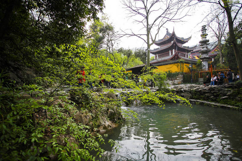 寺庙,横图,彩色,室外,特写,白天,旅游,度假,名胜古迹,标志建筑,地标,建筑,中国,遗迹,图片,池塘,水池,古迹,文物,娱乐,建设,古建筑,浙江,树木,享受,休闲,旅游胜地,放松,摄影,杭州,中国文化,古文明,东亚,旅行,庙,灵隐寺,传统文化,bj174