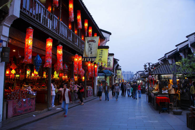 横图,彩色,室外,旅游,度假,美景,名胜古迹,标志建筑,道路,地标,建筑,街道,路,夜景,公路,中国,亚洲,遗迹,彩旗,图片,景观,建筑群,灯光,交通,古典,古迹,文物,娱乐,建设,古建筑,浙江,浙江省,老街,享受,休闲,旅游胜地,景色,放松,摄影,杭州,中国文化,古文明,东亚,杭州市,中华人民共和国,华东地区,省会,浙,灯火辉煌,旗,马路,旅行,传统文化,上城区,清荷坊,bj174