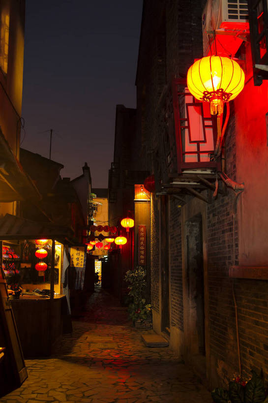 竖图,彩色,室外,旅游,度假,美景,名胜古迹,标志建筑,道路,地标,建筑,街道,路,夜景,公路,中国,亚洲,遗迹,彩旗,灯笼,图片,景观,建筑群,灯光,交通,古典,古迹,文物,娱乐,建设,古建筑,浙江,浙江省,老街,享受,休闲,旅游胜地,景色,放松,摄影,杭州,中国文化,古文明,东亚,杭州市,中华人民共和国,华东地区,省会,浙,灯火辉煌,旗,马路,旅行,传统文化,上城区,清荷坊,bj174