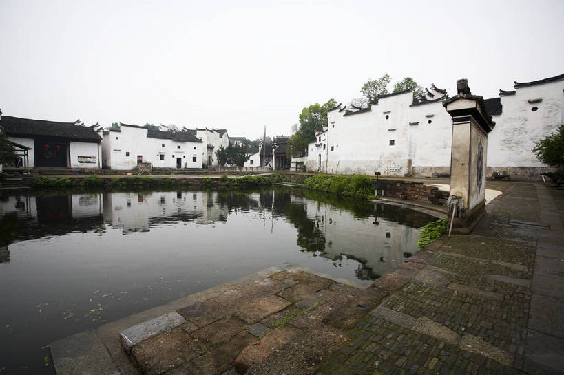 横图,彩色,室外,白天,旅游,度假,名胜古迹,标志建筑,地标,建筑,中国,亚洲,遗迹,图片,池塘,建筑群,古典,古迹,文物,娱乐,建设,古建筑,浙江,民居,树木,古镇,浙江省,享受,休闲,旅游胜地,放松,摄影,古文明,东亚,中华人民共和国,华东地区,浙,金华,金华市,旅行,诸葛村,兰谿市,兰溪市,bj174