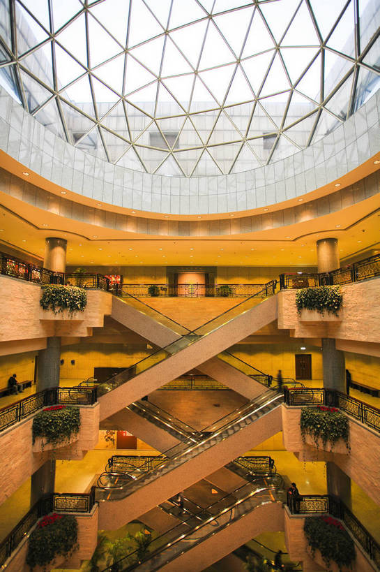 博物馆,竖图,彩色,室内,白天,旅游,度假,名胜古迹,标志建筑,地标,建筑,上海,中国,遗迹,图片,扶梯,屋顶,古迹,文物,娱乐,建设,古建筑,大堂,地标建筑,享受,休闲,旅游胜地,放松,摄影,上海博物馆,公共设施,参观,古文明,东亚,旅行,bj174