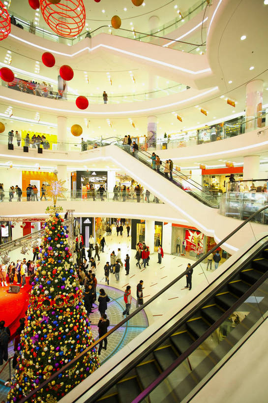 竖图,彩色,室内,特写,白天,仰视,旅游,度假,名胜古迹,标志建筑,地标,建筑,剧院,上海,中国,节日,遗迹,图片,屋顶,圣诞树,圣诞,古迹,文物,娱乐,建设,古建筑,彩球,地标建筑,享受,休闲,旅游胜地,放松,摄影,上海大剧院,公共设施,古文明,东亚,旅行,bj174