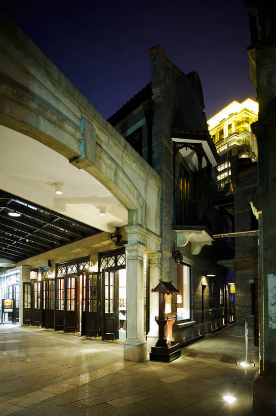 酒吧,竖图,彩色,室外,旅游,度假,美景,名胜古迹,标志建筑,道路,地标,建筑,街道,路,夜景,公路,上海,中国,遗迹,图片,景观,建筑群,灯光,交通,古典,古迹,文物,娱乐,建设,古建筑,商业街,老建筑,石库门,享受,休闲,旅游胜地,景色,放松,摄影,新天地,茶座,古文明,东亚,灯火辉煌,马路,旅行,酒吧间,酒馆,bj174