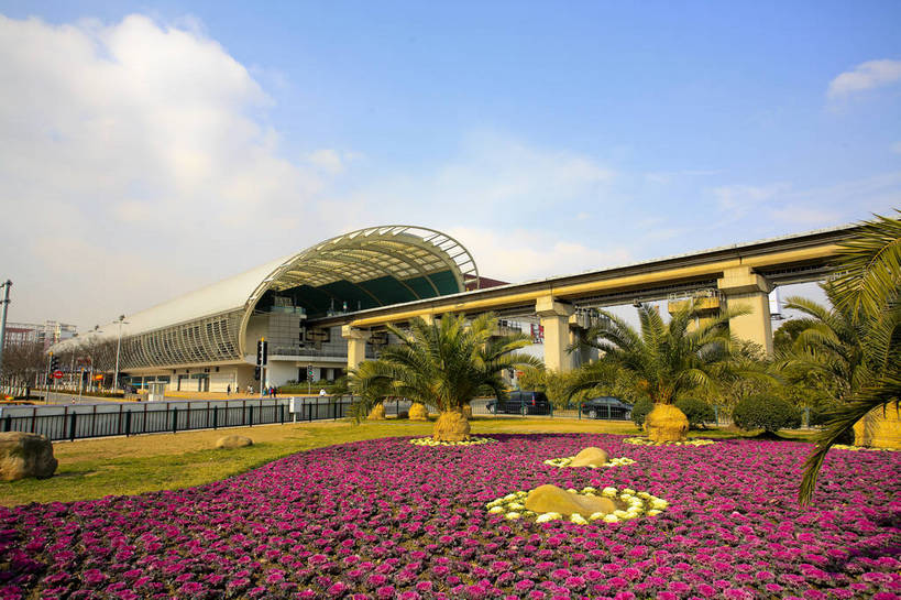 横图,彩色,室外,白天,度假,美景,城市风光,城市,车站,上海,中国,花坛,图片,景观,轨道,轨道交通,交通,娱乐,列车,树木,享受,休闲,景色,放松,运输,摄影,磁悬浮,东亚,磁悬浮列车,bj174