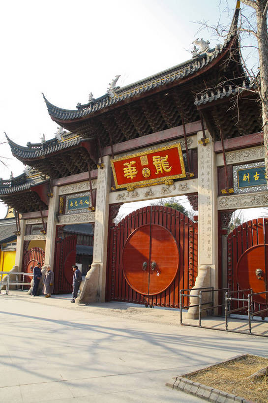 竖图,彩色,室外,白天,旅游,度假,名胜古迹,门,标志建筑,地标,建筑,上海,中国,遗迹,图片,文化遗产,建筑群,古典,古迹,文物,娱乐,建设,古建筑,古代,享受,休闲,旅游胜地,放松,摄影,宗教,佛教,信仰,中国文化,古文明,东亚,龙华寺,门楼,旅行,传统文化,飞檐,bj174