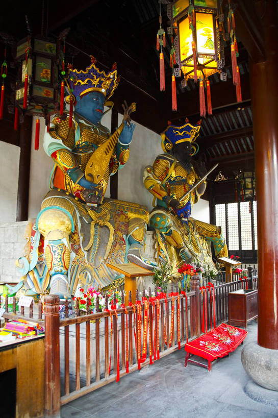 竖图,彩色,室内,白天,上海,中国,灯笼,雕像,佛像,塑像,图片,文化遗产,文物,古代,两个,金色,摄影,宗教,佛教,信仰,武士,中国文化,东亚,龙华寺,传统文化,bj174