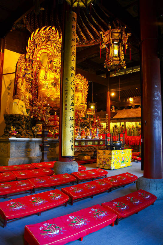 竖图,彩色,室内,白天,上海,中国,灯笼,雕像,佛像,塑像,图片,文化遗产,文物,座位,古代,三个,金色,摄影,宗教,佛教,信仰,烧香,金佛,中国文化,东亚,龙华寺,传统文化,bj174