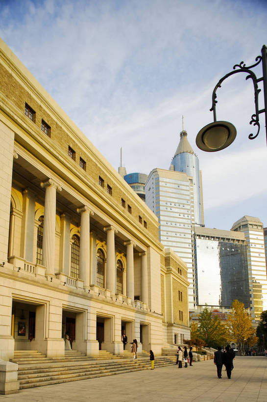 竖图,彩色,室外,特写,白天,旅游,度假,名胜古迹,标志建筑,地标,建筑,上海,中国,遗迹,图片,古迹,文物,娱乐,建设,古建筑,现代建筑,享受,休闲,旅游胜地,放松,摄影,公共设施,娱乐场所,古文明,东亚,上海音乐厅,旅行,bj174