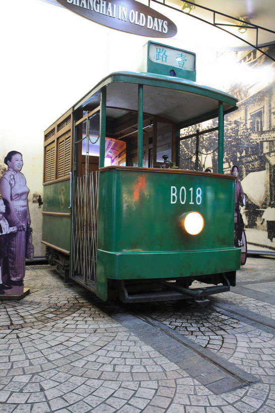 竖图,彩色,室外,白天,旅游,度假,名胜古迹,标志建筑,地标,建筑,电车,上海,中国,亚洲,遗迹,民俗,图片,轨道交通,交通,古迹,文物,娱乐,建设,古建筑,享受,休闲,旅游胜地,放松,摄影,怀旧,有轨电车,申,中国文化,黄浦区,古文明,东亚,上海市,中华人民共和国,沪,华东地区,旅行,人民大道,传统文化,老上海1930风情街,bj174