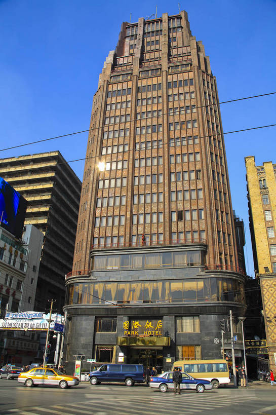 竖图,彩色,室外,白天,旅游,度假,办公楼,美景,名胜古迹,标志建筑,道路,地标,建筑,街道,路,公路,上海,中国,遗迹,图片,景观,交通,古迹,文物,娱乐,建设,古建筑,现代建筑,地标建筑,享受,休闲,旅游胜地,摩天大厦,景色,放松,摄影,国际饭店,古文明,东亚,马路,旅行,bj174