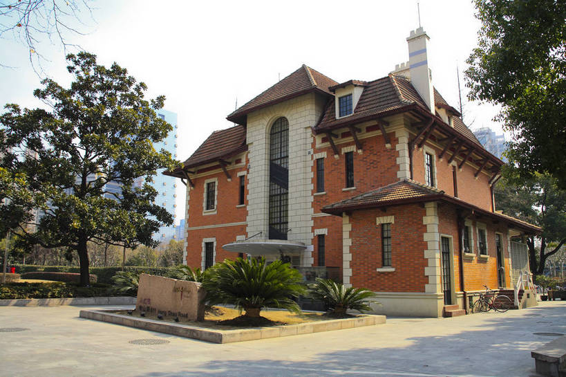 横图,彩色,室外,白天,旅游,度假,名胜古迹,标志建筑,地标,建筑,上海,中国,亚洲,遗迹,图片,房屋,楼阁,屋子,古迹,文物,娱乐,建设,古建筑,楼房,享受,休闲,旅游胜地,放松,摄影,徐家汇,申,古文明,东亚,徐汇区,徐家汇公园,上海市,中华人民共和国,沪,华东地区,百代唱片公司,旅行,房子,架空,百代小红楼,bj174