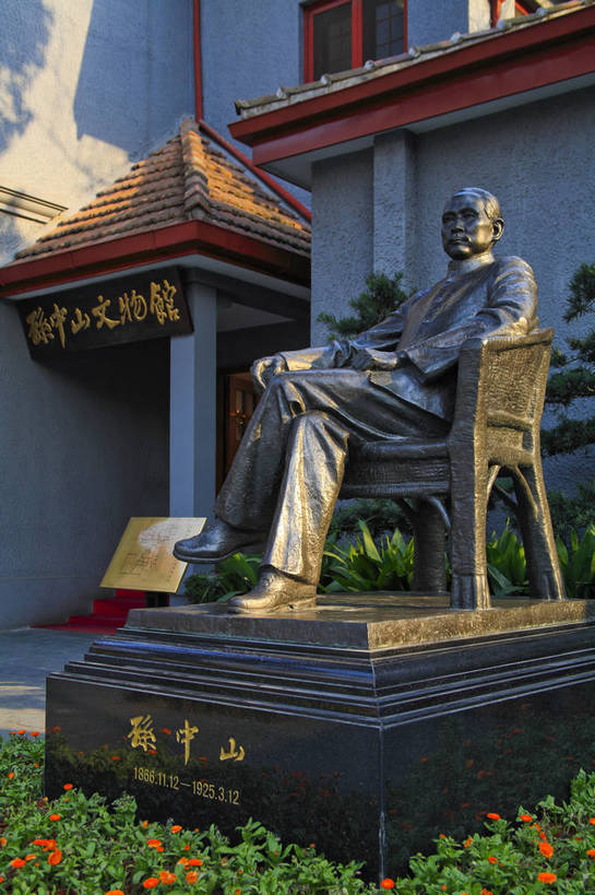 竖图,彩色,室外,白天,旅游,度假,草坪,名胜古迹,标志建筑,地标,建筑,上海,中国,欧式,亚洲,遗迹,图片,房屋,楼阁,屋子,古迹,文物,娱乐,建设,古建筑,楼房,树木,绿地,享受,休闲,旅游胜地,放松,摄影,纪念,申,黄浦区,古文明,东亚,孙中山,上海市,国父纪念馆,中华人民共和国,沪,华东地区,上海孙中山故居纪念馆,旅行,房子,孙中山故居纪念馆,香山路,架空,莫利爱路,上海孙中山故居,上海中山故居,bj174