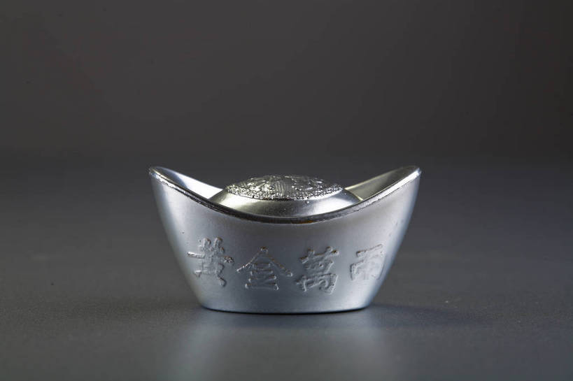 横图,彩色,背景,爱情,奢侈,钱,静物,银,珠宝,中国,金属,图片,文化遗产,艺术品,装饰品,一个,财富,摄影,单个,昂贵,贵重,中国文化,坚定,信念,东亚,贵金属,约定,白银,宝贵,美术工艺,影棚拍摄,元宝,传统文化,bj174