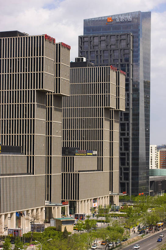 竖图,彩色,室外,白天,旅游,度假,美景,名胜古迹,城市风光,标志建筑,道路,地标,建筑,街道,路,公路,北京,中国,亚洲,遗迹,图片,景观,交通,首都,都市,古迹,文物,娱乐,建设,古建筑,现代建筑,地标建筑,享受,休闲,旅游胜地,景色,放松,竖,摄影,古文明,东亚,万达广场,中华人民共和国,北京市,京,北平,华北地区,朝阳区,马路,旅行,北京CBD,北京商务中心区,中国北京大北窑,金地中心,bj174