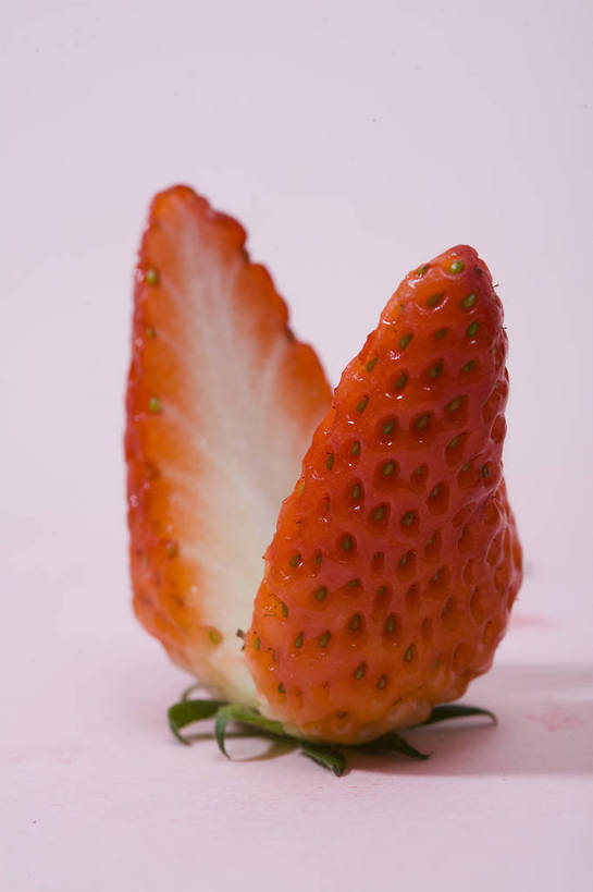竖图,彩色,特写,白天,草莓,静物,水果,中国,亚洲,图片,食品,一个,红色,竖,摄影,横截面,剖面,东亚,截面,截面图形,影棚拍摄,bj174