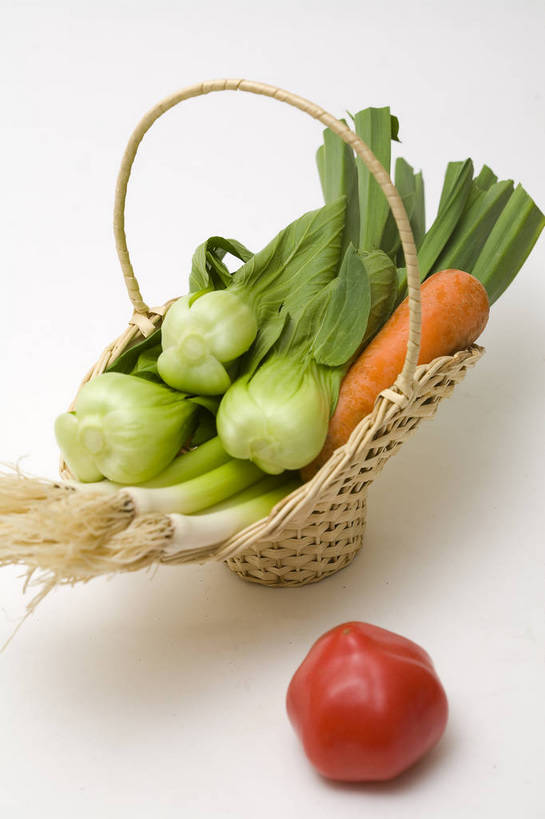 竖图,彩色,特写,白天,柿子,胡萝卜,蔬菜,西红柿,静物,中国,亚洲,篮子,图片,葱,青菜,食品,菜篮,食物,多个,摄影,东亚,绿叶菜,影棚拍摄,bj174