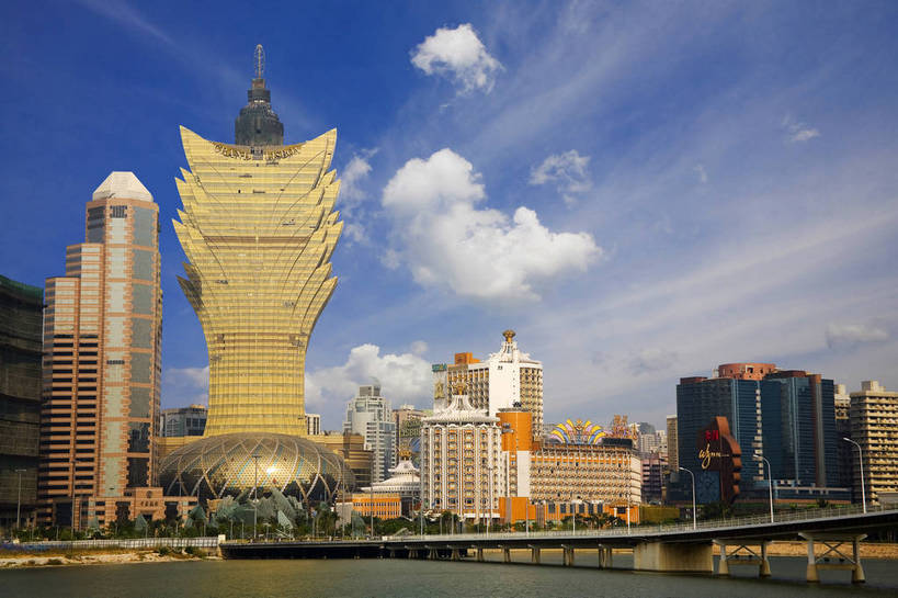 横图,彩色,室外,特写,白天,仰视,旅游,度假,商务,名胜古迹,标志建筑,大厦,地标,建筑,澳门,中国,亚洲,遗迹,图片,景观,合成,古迹,文物,娱乐,建设,古建筑,现代建筑,白云,蓝天,天空,地标建筑,享受,休闲,旅游胜地,商务楼,放松,金融,摄影,经济,特效,贸易,中国银行,古文明,东亚,港澳台,中华人民共和国,澳门特别行政区,澳,金融区,旅行,商业,澳门新葡京酒店,新葡京酒店,bj174