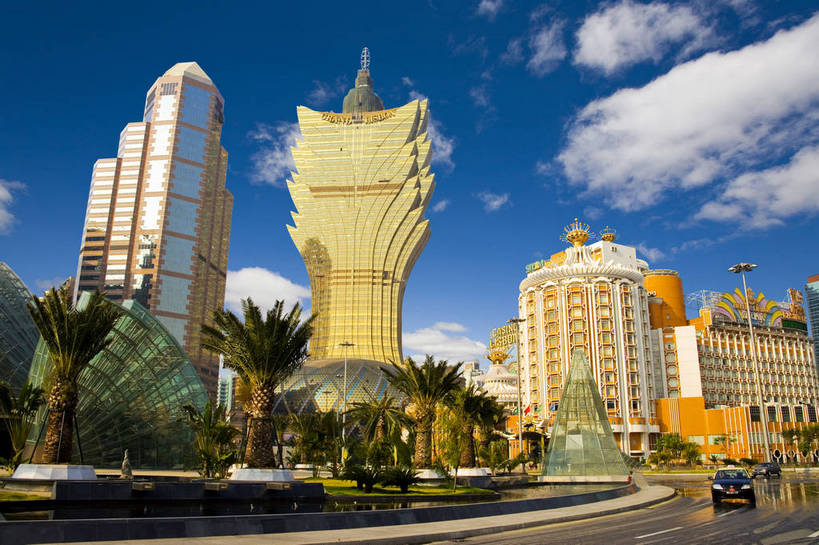 横图,彩色,室外,特写,白天,仰视,旅游,度假,商务,名胜古迹,标志建筑,大厦,地标,建筑,澳门,中国,亚洲,遗迹,图片,景观,合成,古迹,文物,娱乐,建设,古建筑,现代建筑,白云,蓝天,天空,地标建筑,享受,休闲,旅游胜地,商务楼,放松,金融,摄影,经济,特效,贸易,中国银行,古文明,东亚,港澳台,中华人民共和国,澳门特别行政区,澳,金融区,旅行,商业,澳门新葡京酒店,新葡京酒店,bj174