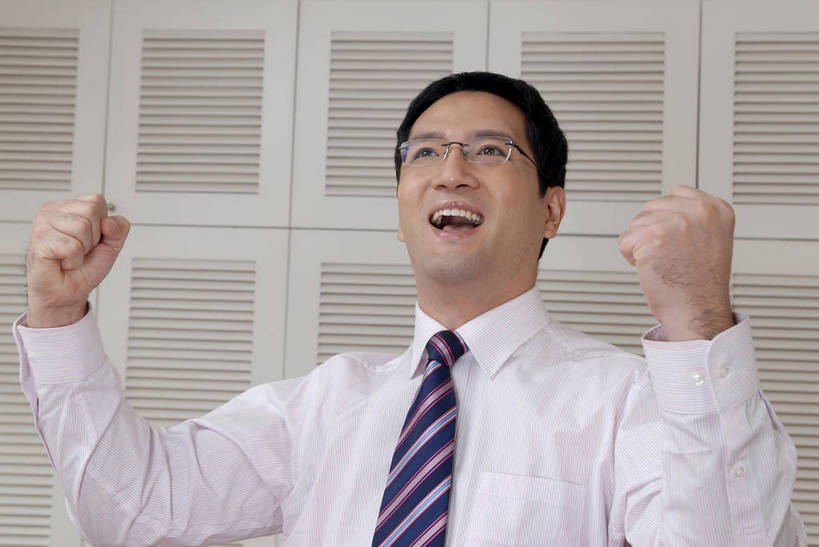 东方人,一个人,商务人士,商务男性,办公室,横图,彩色,室内,白天,衬衫,商务,成功,信心,职员,北京,中国,亚洲,套装,正装,图片,喊,摄影,商务装,工薪阶层,东亚,激动,男人,男性,亚洲人,中国人,年轻人,白领,上班族,举手,坐着,半身,影棚拍摄,衬衣,高兴,办公,bj174