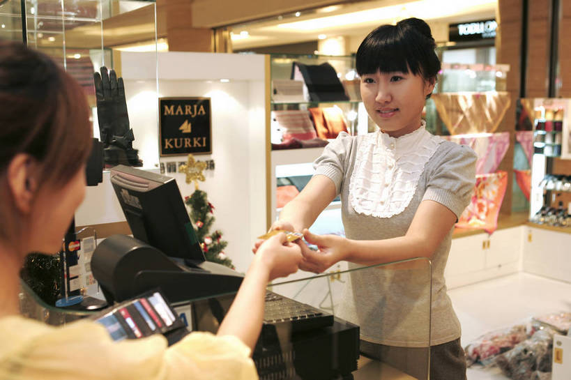 东方人,一个人,走,横图,彩色,室内,白天,购物,时尚,快乐,信用卡,电脑,橱窗,商场,北京,中国,亚洲,图片,大堂,享受,休息,放松,乐趣,美女,摄影,服饰,收银台,生活方式,观看,付款,结账,东亚,交流,年轻女性,女孩,女人,女性,亚洲人,中国人,年轻人,全身,购物中心,bj174